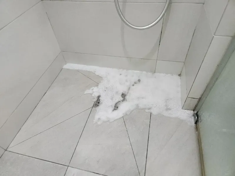 함양 배수구에서 거품 섞인 물이 올라온 샤워실 바닥